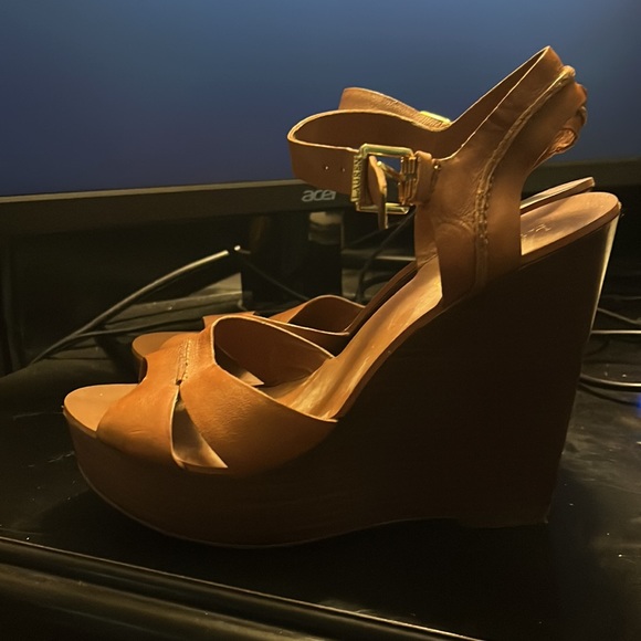 Ralph Lauren ‘Lauren’ Wedges - Picture 2 of 3